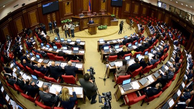 Армянская оппозиция бойкотирует работу парламента